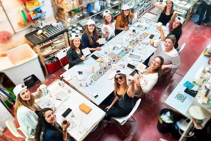 ワークショップポルトワインを試飲してタイルを塗る