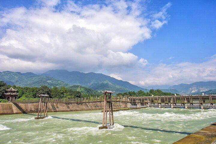 Tour del sistema di irrigazione di Dujiangyan e della giornata della base di Panda