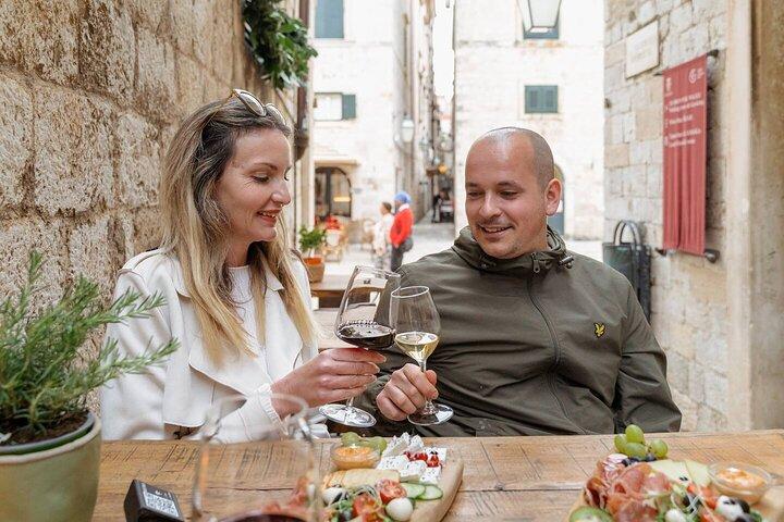 Tour noturno de Dubrovnik com história e vinhos e picadas