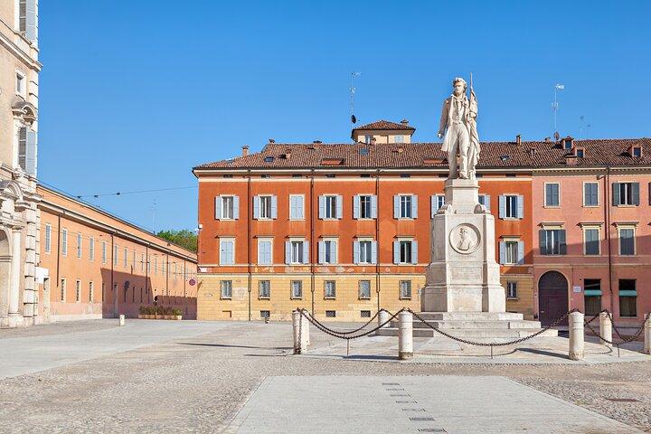 Explore Modena em 60 minutos com um local