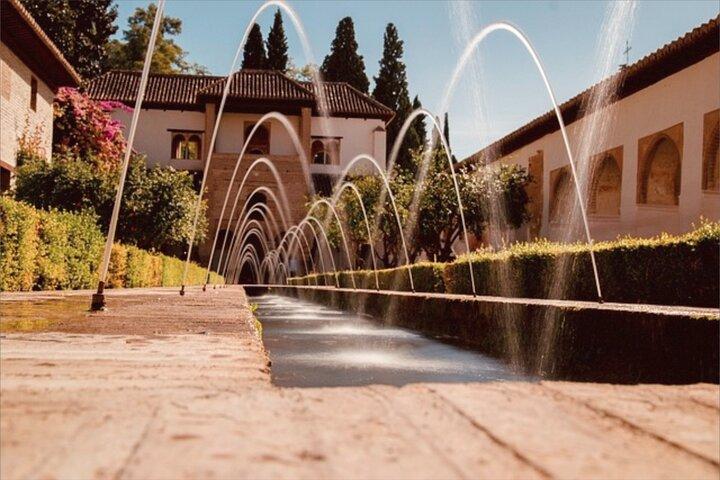 Visita Los Jardines de la Alhambra, Alcazaba y Generalife.