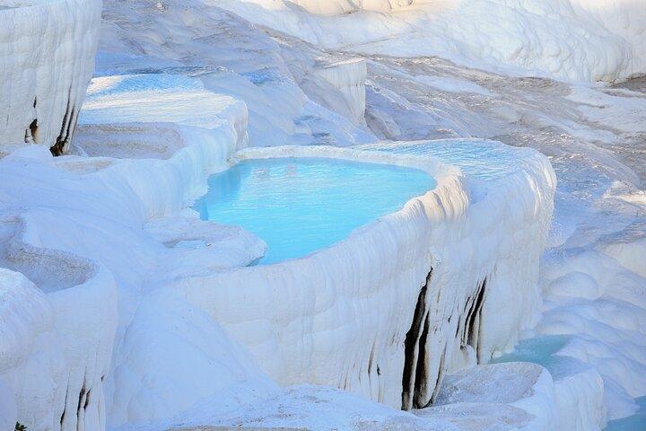 クサダシまたはイズミルからのパムッカレとヒエラポリス日帰り旅行