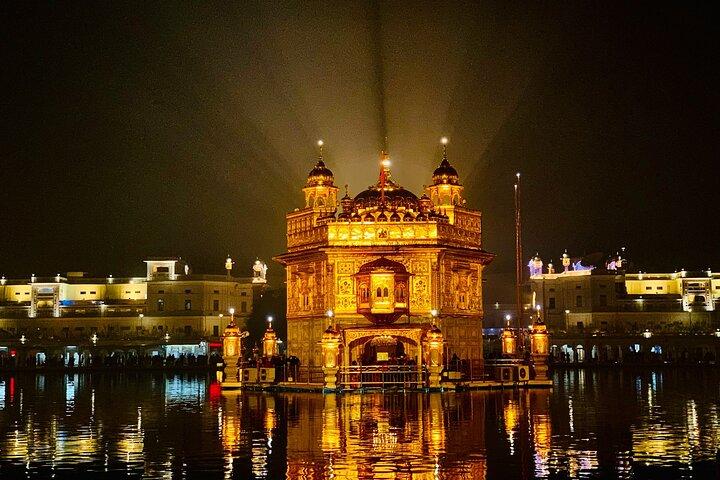 Cerimonia della luce notturna del tempio d'oro con un sikh