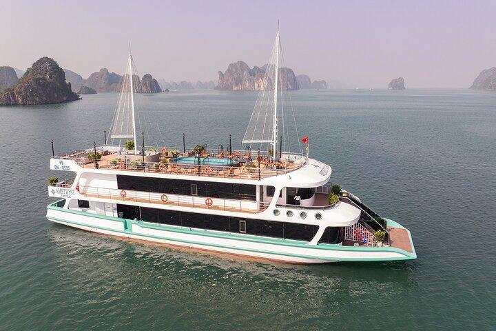 Hanoi to Halong Bay: Luxury 5-Star Cruise, Buffet Lunch, Kayaking