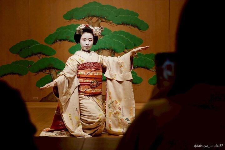 Maiko dans og te ceremoni på en Noh scene i Kyoto