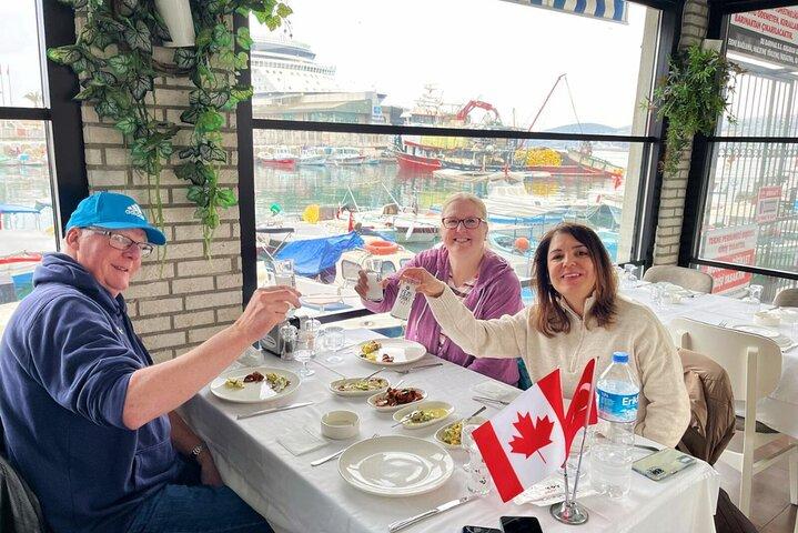 Kusadasi Marche et dégustation de plats turcs Visite en petit groupe