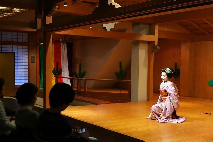 Danza Maiko e cerimonia del tè su un palco Noh a Kyoto