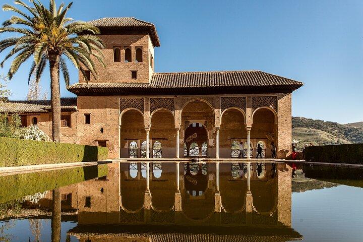 Visita Los Jardines de la Alhambra, Alcazaba y Generalife.
