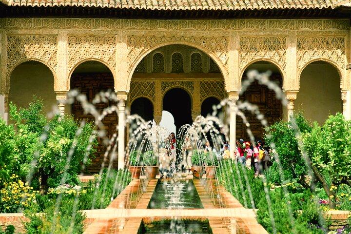 Visita Los Jardines de la Alhambra, Alcazaba y Generalife.