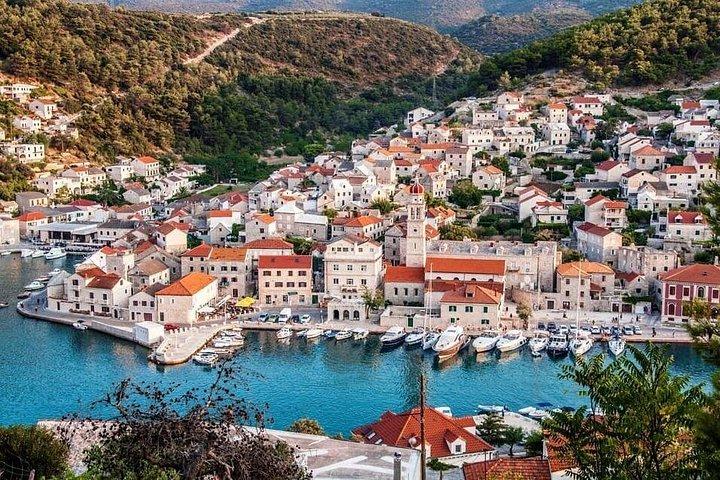 Omiš: ブラチ島半日ボート旅行(ランチ付き)