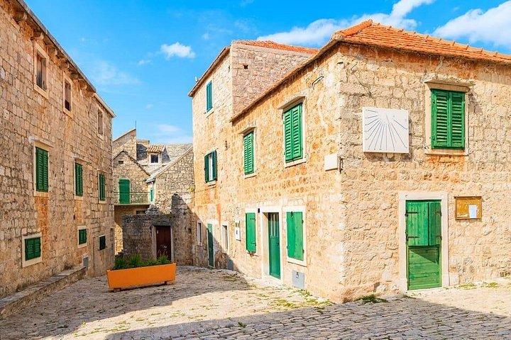 Omiš: ブラチ島半日ボート旅行（ランチ付き）