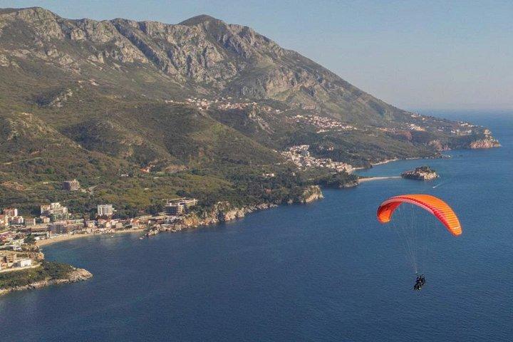 Budva : GO2FLYチームと2,500フィートからタンデムパラグライダー