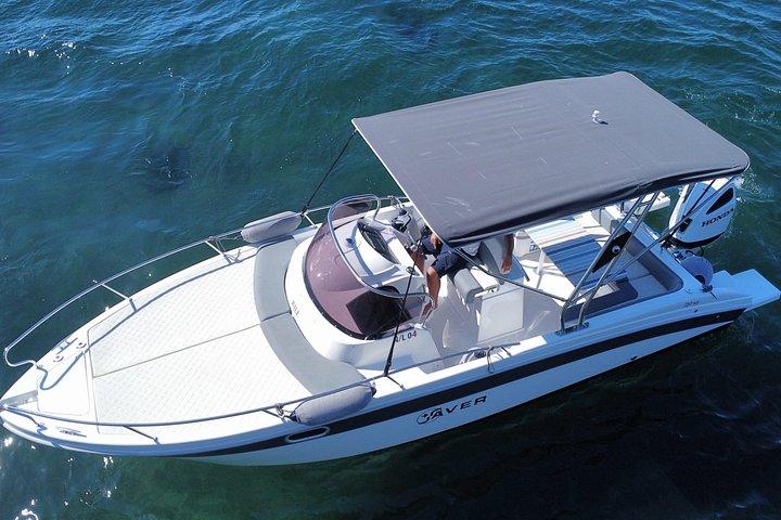 ソレント発：セーバー28フィートで行くカプリ島プライベートツアー