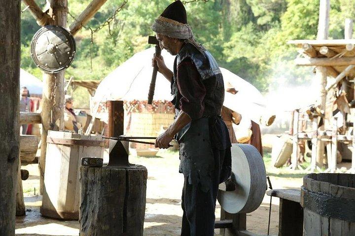 イスタンブール・エルトゥグルルとオスマン・ガジの映画セットツアーより