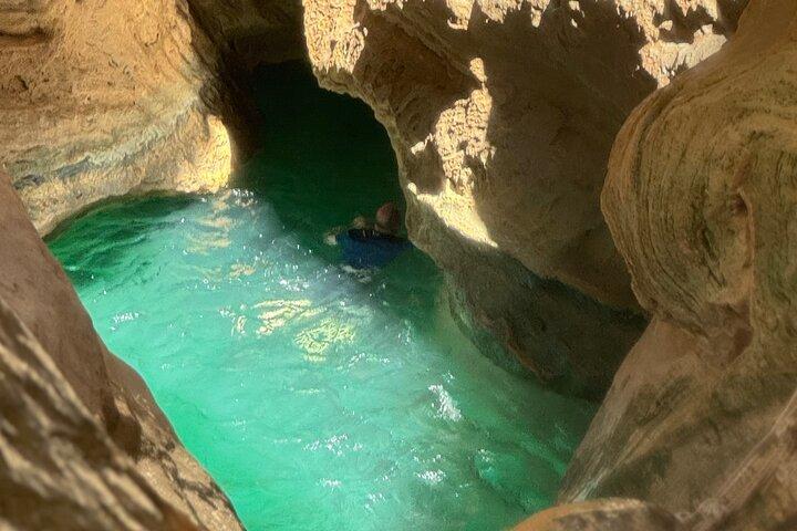 Wadi Shab und Sinkloch mit lokalem Guide