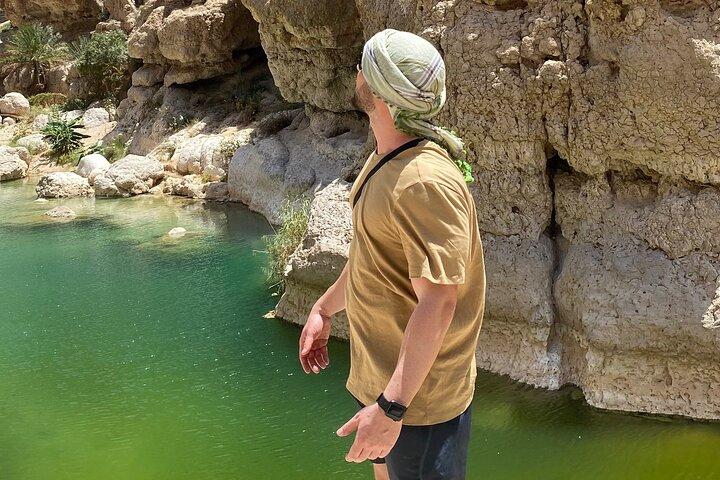 Wadi Shab und Sinkloch mit lokalem Guide