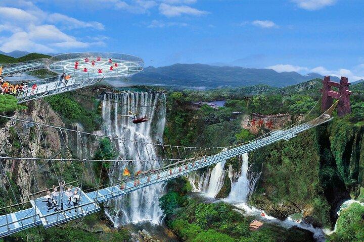 Gulong Gorge Skywalk Glasbrücke und Blick auf den Wasserfall