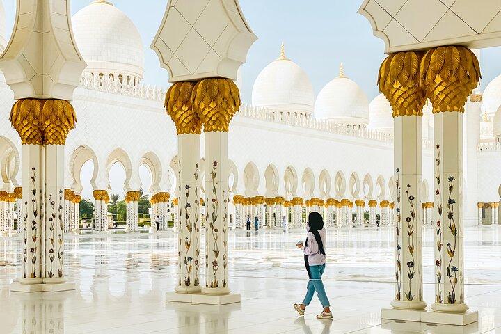 Excursion d'une journée à Abu Dhabi avec entrée au Qasr Al Watan