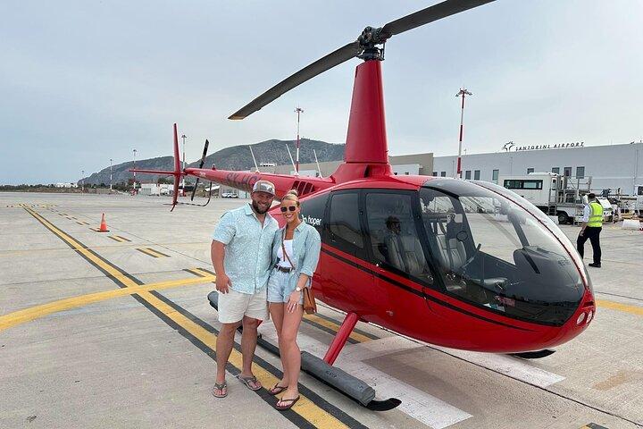 Santorini 360: Paseo en helicóptero, visitas obligadas y cata de vinos