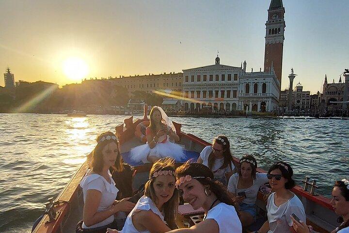 Venecia : Relajante paseo al atardecer a bordo de un viejo barco pesquero