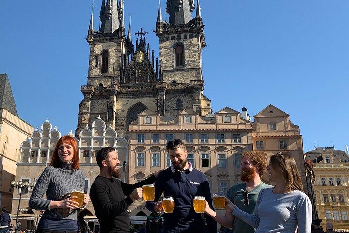 Praga Historic Pub Tour com bebidas incluídas