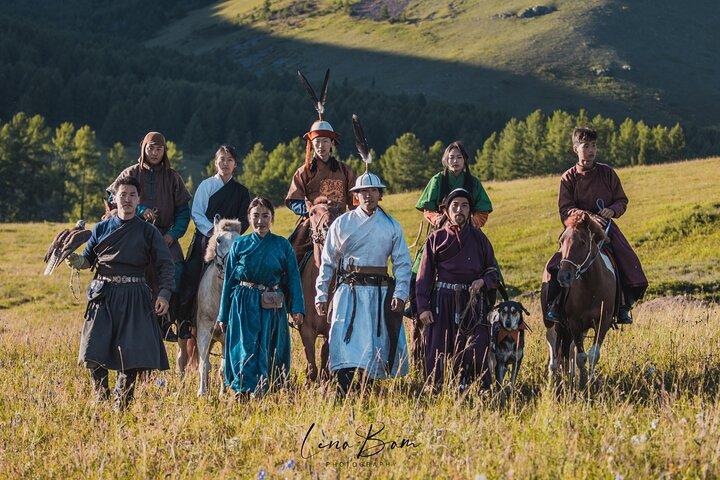 Auténtico tiro con arco a caballo mongol con verdaderos guerreros mongoles