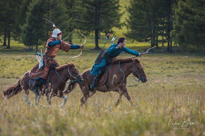 Authentisches mongolisches Pferdebogenschießen mit echten Mongolenkriegern