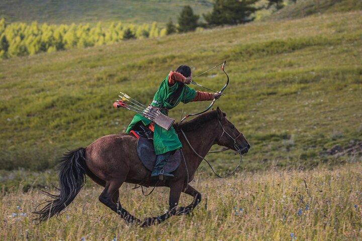 Authentisches mongolisches Pferdebogenschießen mit echten Mongolenkriegern