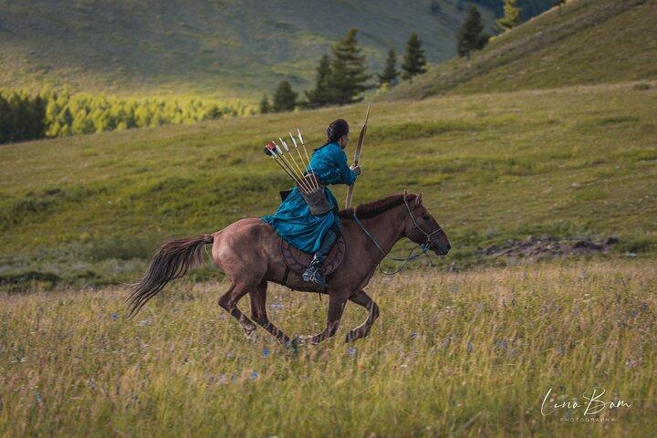 Authentisches mongolisches Pferdebogenschießen mit echten Mongolenkriegern