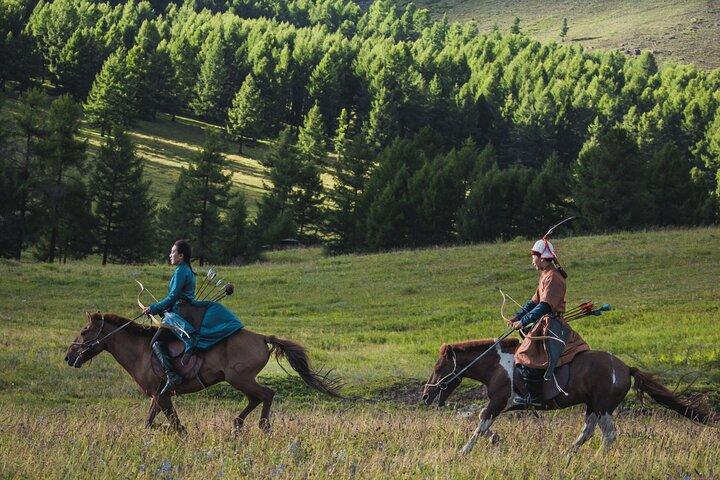 Authentisches mongolisches Pferdebogenschießen mit echten Mongolenkriegern