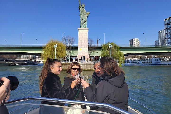 Your Private boat Captain Guide Explore Historical Paris