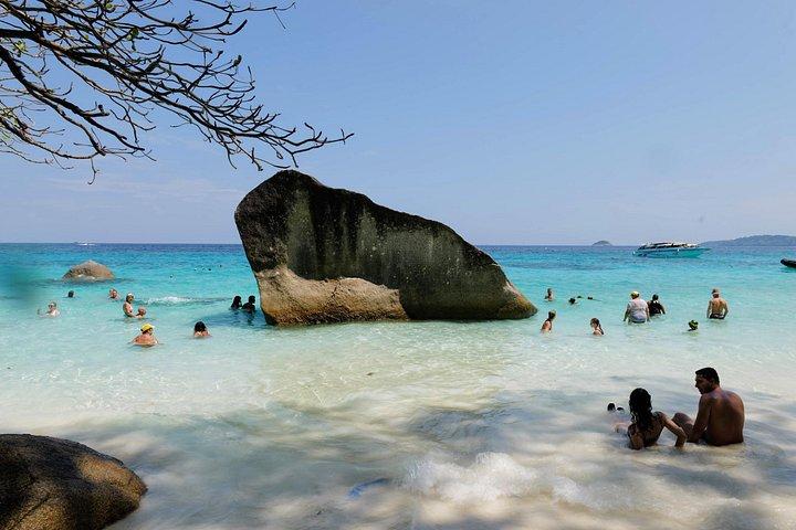 プラチナシュノーケリングパワーカタマランでシミラン諸島へ脱出