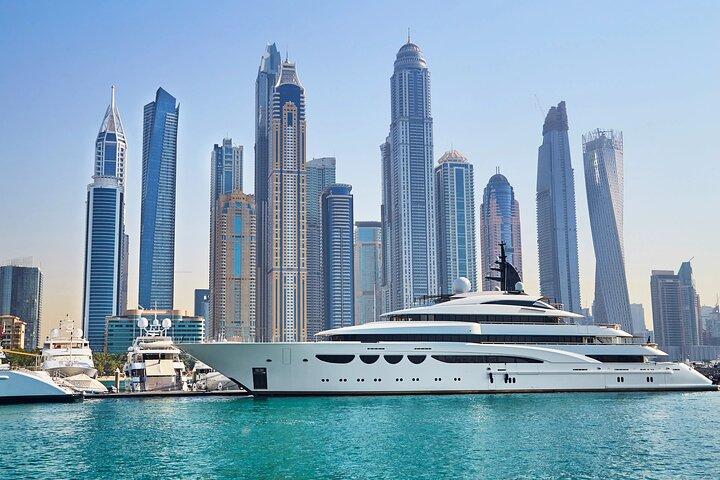 Dubai Marina Yacht Cruise mit Frühstück oder Grill Option