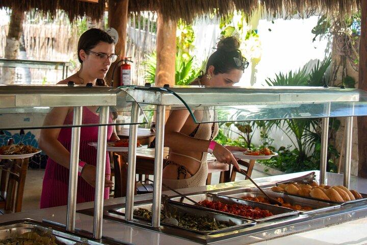 カタマラン カンクンからイスラ ムヘーレスへのランチ オープンバーとシュノーケリング