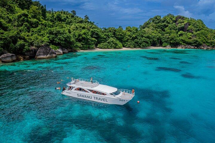 Platinum Snorkeling Escape to Similan Islands por Power Catamaran