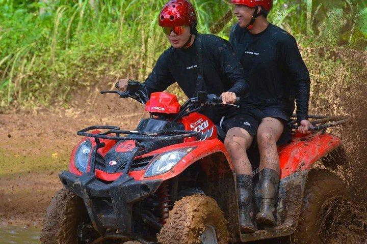 ウブドATVクワッドバイク（トンネル＆滝アドベンチャー付き）
