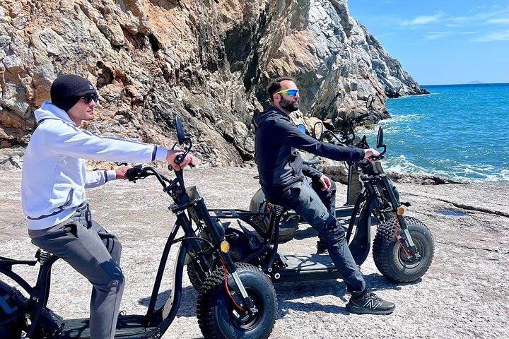 Santorini Tour in bici e scooter elettrici