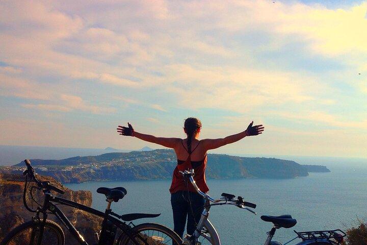 Santorini Tour in bici e scooter elettrici