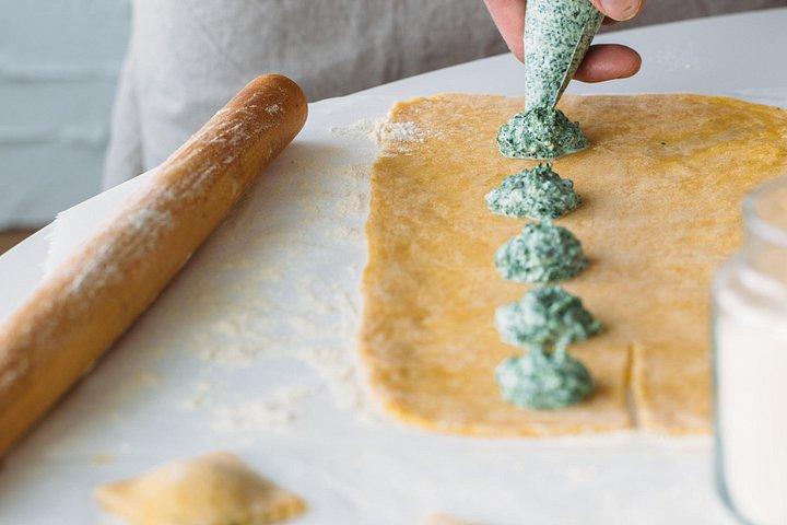 Diversão Pasta fazendo aula com chefe local em uma tendência Taverna local