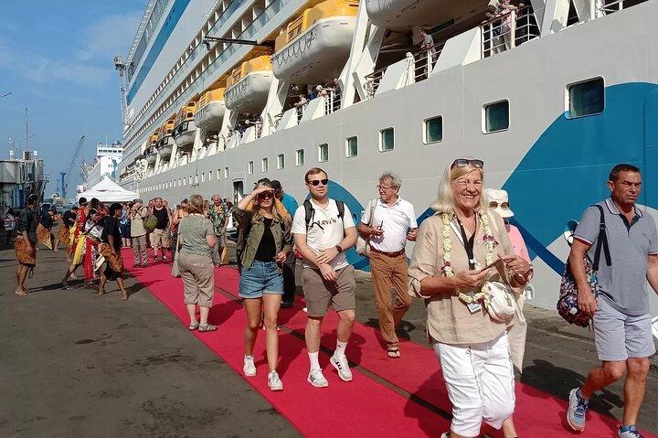 スマラン港からお越しの場合: ボロブドゥール・フルクライム・アップ・ガイド付き小旅行