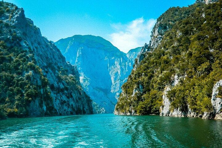 ティラナ発シャラ川＆コマーニ湖プライベート日帰りツアー
