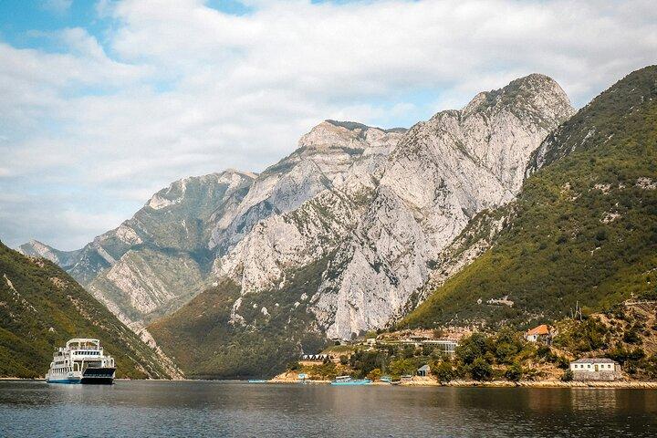 Privat dagstur til Shala River og Komani Lake fra Tirana