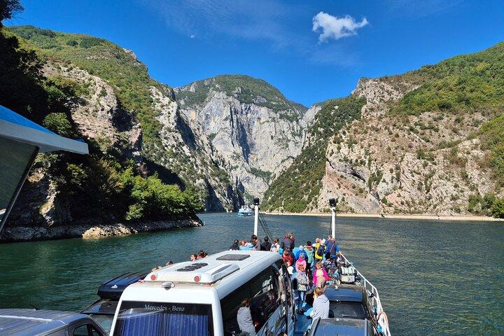 Privat dagstur til Shala River og Komani Lake fra Tirana