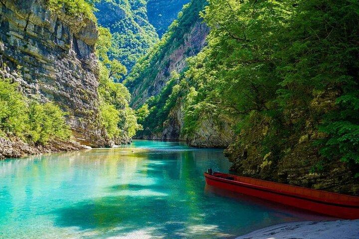 Privat dagstur til Shala River og Komani Lake fra Tirana