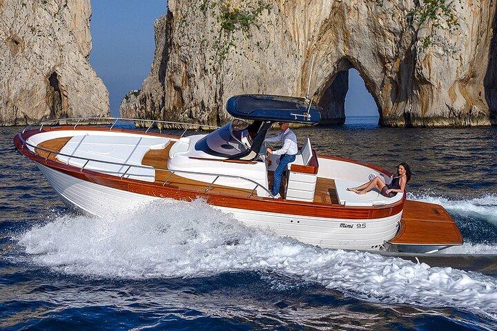 Excursión semiprivada en barco por Capri con visita a la ciudad