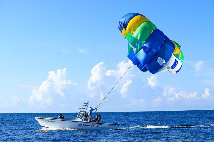 カボ・サンルーカス湾上空のロス・カボス・パラセーリング・アドベンチャー