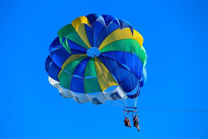 カボ・サンルーカス湾上空のロス・カボス・パラセーリング・アドベンチャー