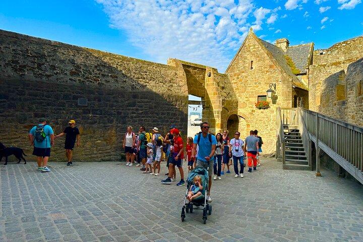 Mont-Saint-Michel com Guia e Calvados