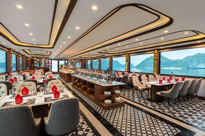 Excursion d'une journée dans la baie d'Halong avec déjeuner buffet et coucher de soleil