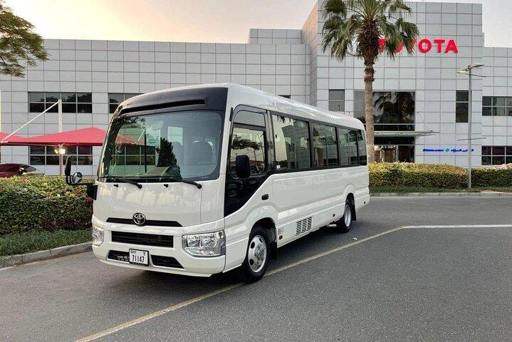 Serviço privado de transferência do aeroporto de Dubai com um motorista profissional